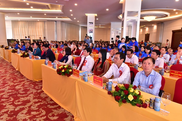 Các đại biểu đến dự hội nghị