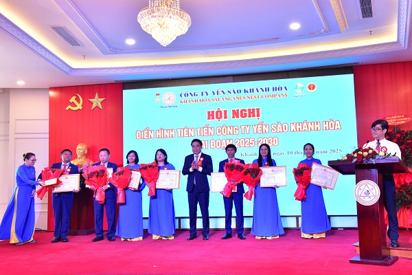 Khen thưởng của UBND tỉnh (7 tập thể, 15 cá nhân)