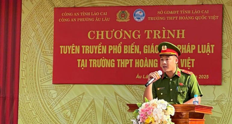 Cán bộ công an tuyên truyền pháp luật