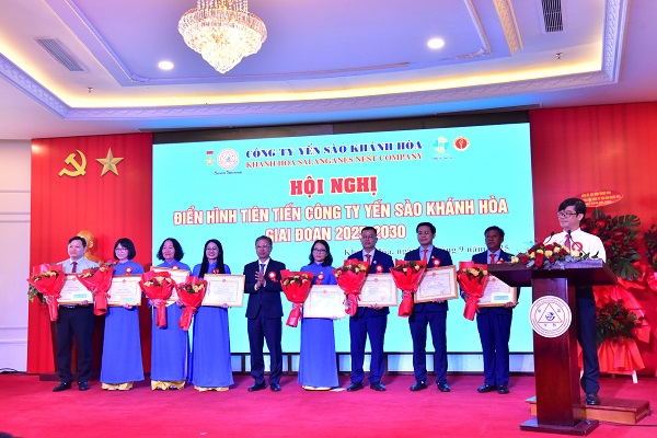 Khen thưởng của UBND tỉnh (7 tập thể, 15 cá nhân)