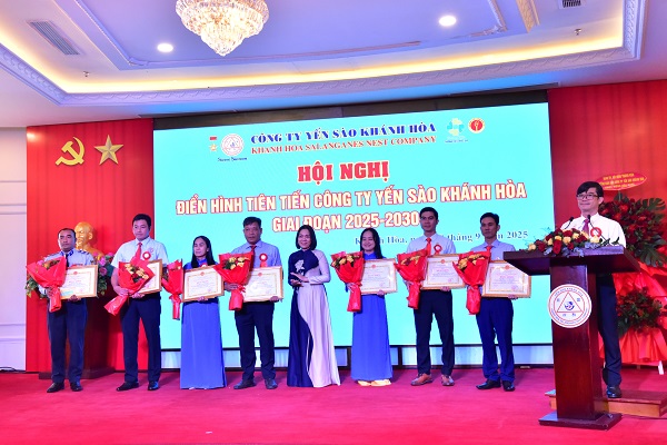 Khen thưởng của UBND tỉnh (7 tập thể, 15 cá nhân)