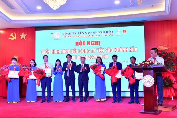 Khen thưởng của Công ty (11 tập thể + 45 cá nhân)