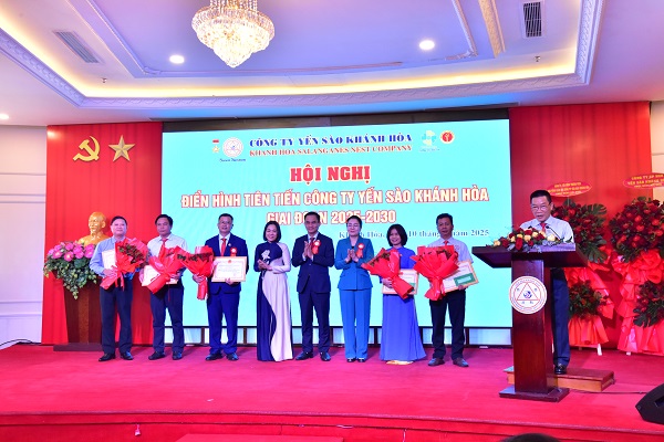 Khen thưởng của Công ty (11 tập thể + 45 cá nhân)