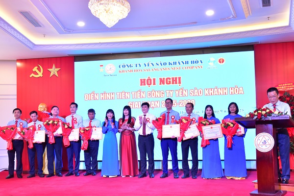 Khen thưởng của Công ty (11 tập thể + 45 cá nhân)