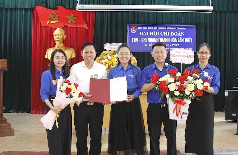 Đồng chí Nguyễn Như Diễn, Bí thư Chi bộ, Giám đốc TYM chi nhánh Thanh Hóa trao Quyết định thành lập Chi đoàn TYM chi nhánh Thanh Hóa. Đồng chí Nguyễn Như Diễn, Bí thư Chi bộ, Giám đốc TYM chi nhánh Thanh Hóa trao Quyết định thành lập Chi đoàn TYM chi nhánh Thanh Hóa.