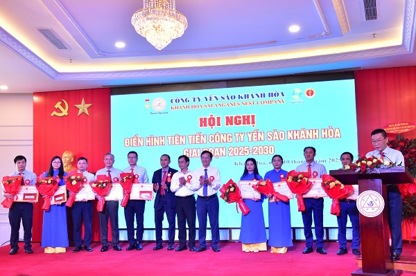 Khen thưởng của Công ty (11 tập thể + 45 cá nhân)