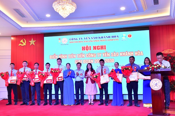 Khen thưởng của Công ty (11 tập thể + 45 cá nhân)