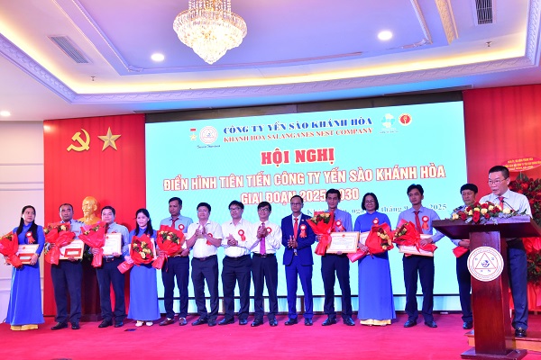 Khen thưởng của Công ty (11 tập thể + 45 cá nhân)