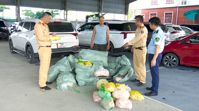 Lực lượng chức năng kiểm kê số hàng hóa trên xe