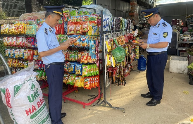 Lực lượng QLTT tỉnh Lạng Sơn kiểm tra các cơ sở kinh doanh gần trường học