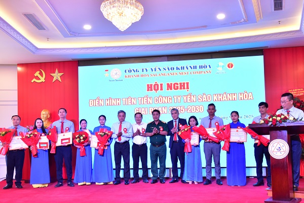 Khen thưởng của Công ty (11 tập thể + 45 cá nhân)