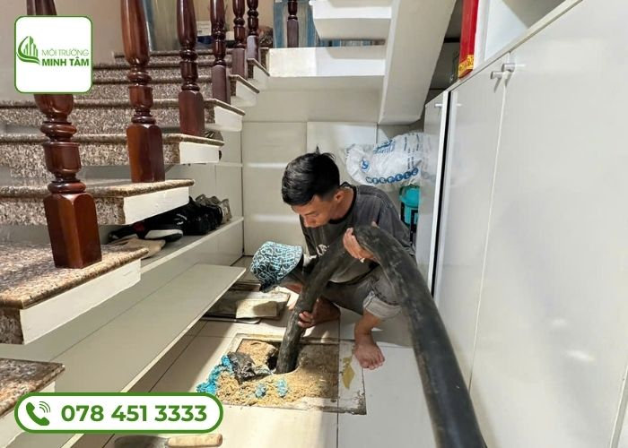 Chuyên viên kỹ thuật khảo khát và kiểm tra tại 1 hộ dân cư tại Cần Thơ