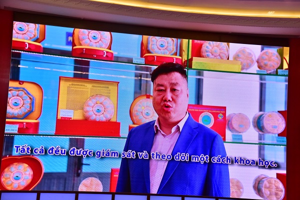 Đại biểu xem Phóng sự giới thiệu về các phong trào thi đua yêu nước Công ty Yến sào Khánh Hòa giai đoạn 2020 - 2025.