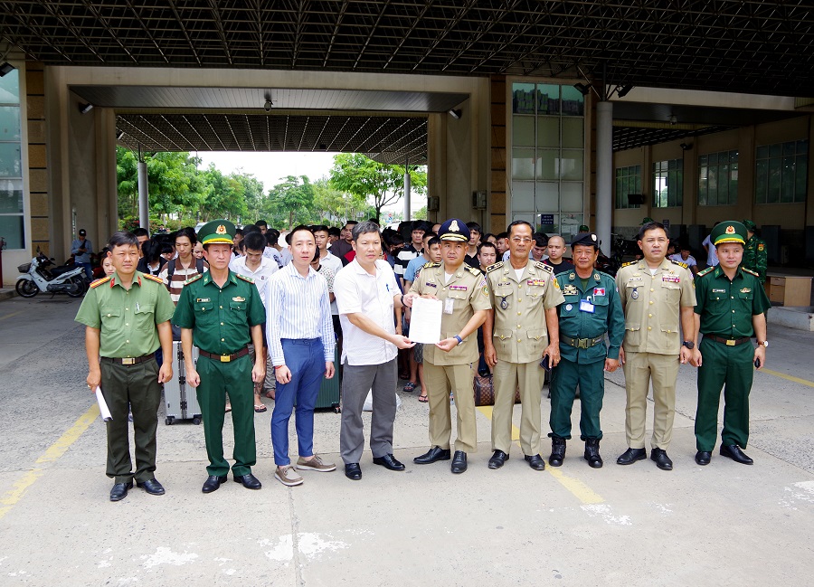 BĐBP Tây Ninh phối hợp với Công an tỉnh Tây Ninh và A08/Bộ Công an tổ chức tiếp nhận 79 công dân do lực lượng chức năng Campuchia trục xuất, trao trả