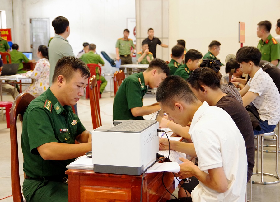 Lực lượng chức năng tiếp nhận, làm việc với các công dân Việt Nam do lực lượng chức năng Campuchia trục xuất, trao trả