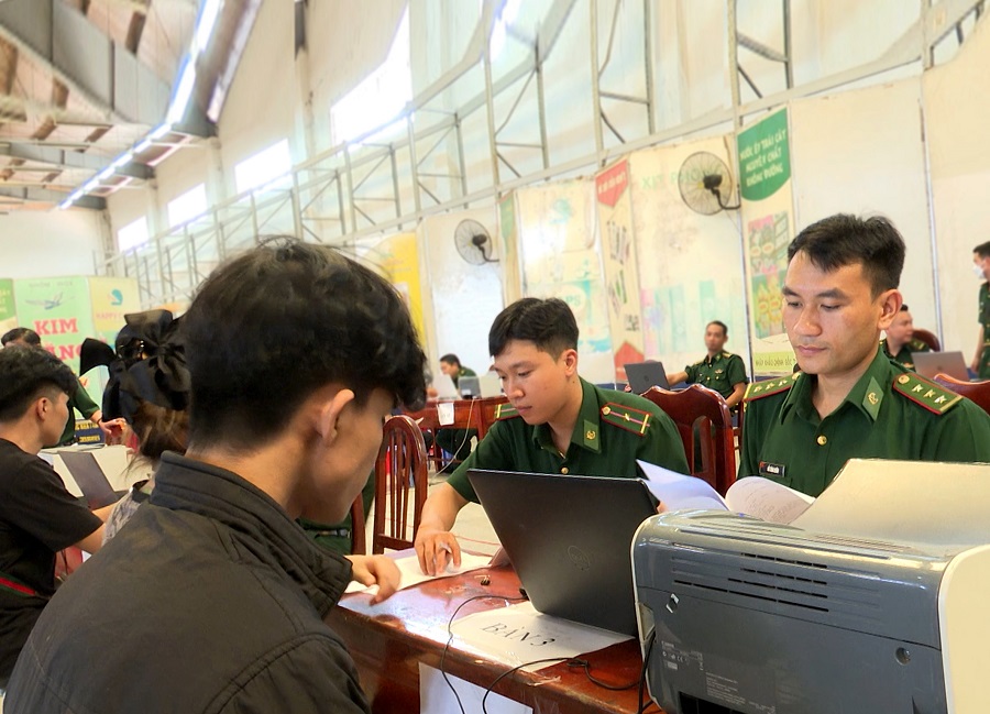 Quá trình tổ chức tiếp nhận, xác minh nhân thân lai lịch các công dân được các đơn vị tổ chức chặt chẽ, đúng pháp luật quy định Quá trình tổ chức tiếp nhận, xác minh nhân thân lai lịch các công dân được các đơn vị tổ chức chặt chẽ, đúng pháp luật quy định