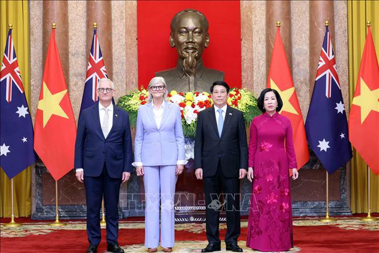 Chủ tịch nước Lương Cường và Phu nhân Nguyễn Thị Minh Nguyệt cùng Toàn quyền Australia Sam Mostyn và Phu quân Simeon Beckett chụp ảnh chung. Ảnh: TTXVN Chủ tịch nước Lương Cường và Phu nhân Nguyễn Thị Minh Nguyệt cùng Toàn quyền Australia Sam Mostyn và Phu quân Simeon Beckett chụp ảnh chung. Ảnh: TTXVN
