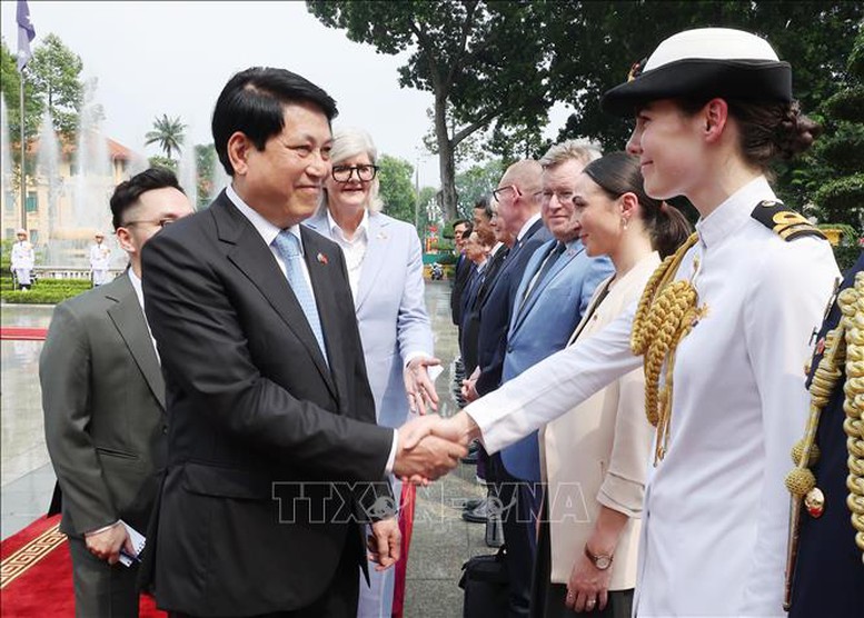 Toàn quyền Australia Sam Mostyn giới thiệu thành viên đoàn Australia với Chủ tịch nước Lương Cường. Ảnh: TTXVN Toàn quyền Australia Sam Mostyn giới thiệu thành viên đoàn Australia với Chủ tịch nước Lương Cường. Ảnh: TTXVN