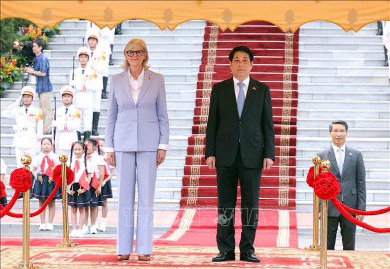 Chủ tịch nước Lương Cường và Toàn quyền Australia Sam Mostyn trên bục danh dự trong khi Quân nhạc cử Quốc thiều hai nước. Ảnh: TTXVN Chủ tịch nước Lương Cường và Toàn quyền Australia Sam Mostyn trên bục danh dự trong khi Quân nhạc cử Quốc thiều hai nước. Ảnh: TTXVN