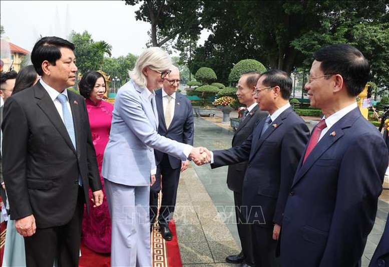 Chủ tịch nước Lương Cường giới thiệu thành viên đoàn Việt Nam với Toàn quyền Australia Sam Mostyn. Ảnh: Lâm Khánh/ TTXVN Chủ tịch nước Lương Cường giới thiệu thành viên đoàn Việt Nam với Toàn quyền Australia Sam Mostyn. Ảnh: Lâm Khánh/ TTXVN