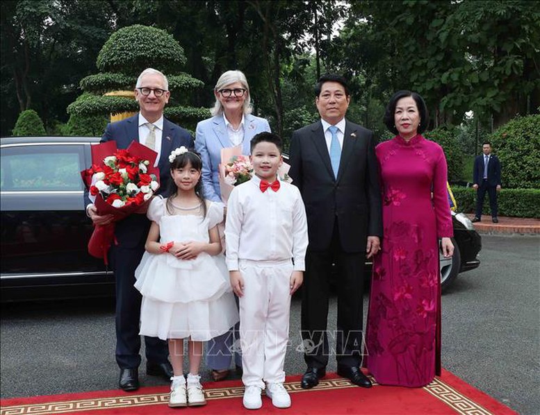 Chủ tịch nước Lương Cường và Phu nhân Nguyễn Thị Minh Nguyệt cùng Toàn quyền Australia Sam Mostyn và Phu quân Simeon Beckett với thiếu nhi Thủ đô Hà Nội. Ảnh: TTXVN Chủ tịch nước Lương Cường và Phu nhân Nguyễn Thị Minh Nguyệt cùng Toàn quyền Australia Sam Mostyn và Phu quân Simeon Beckett với thiếu nhi Thủ đô Hà Nội. Ảnh: TTXVN