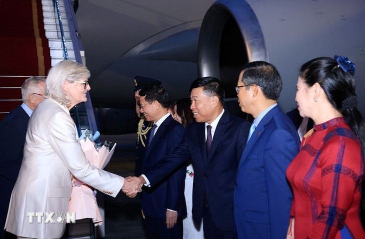 Lễ đón Toàn quyền Úc Sam Mostyn và Phu quân tại sân bay quốc tế Nội Bài - Ảnh: TTXVN Lễ đón Toàn quyền Úc Sam Mostyn và Phu quân tại sân bay quốc tế Nội Bài - Ảnh: TTXVN