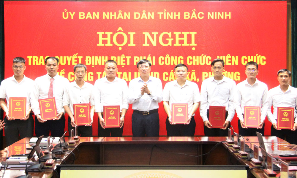 Lãnh đạo Sở Nội vụ trao Quyết định biệt phái cho công chức, viên chức. Lãnh đạo Sở Nội vụ trao Quyết định biệt phái cho công chức, viên chức.