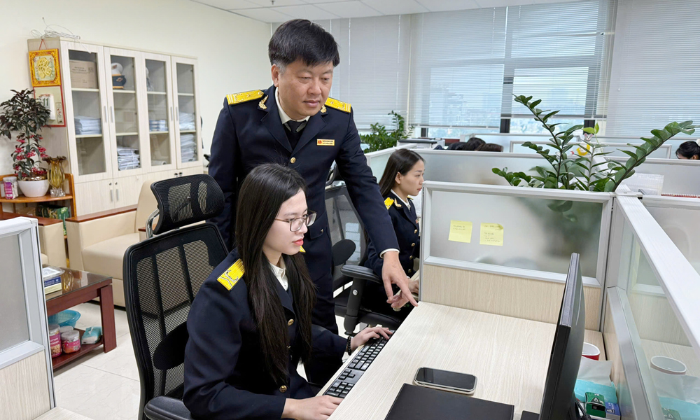 Cán bộ ngành Thuế rà soát danh sách các doanh nghiệp để đôn đốc thu ngân sách. Cán bộ ngành Thuế rà soát danh sách các doanh nghiệp để đôn đốc thu ngân sách.