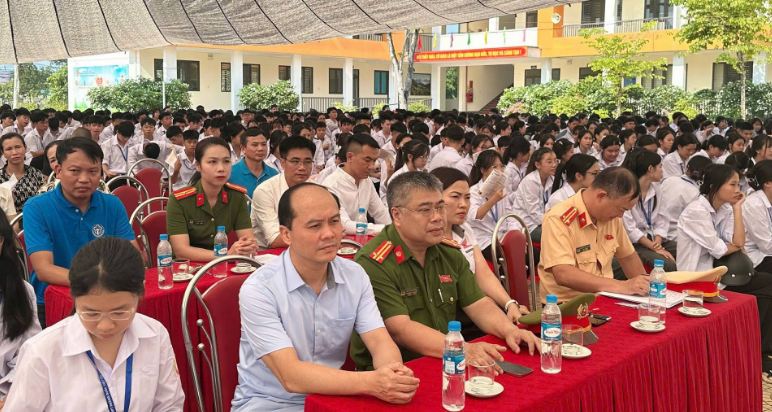 Các đại biểu tham dự chương trình.