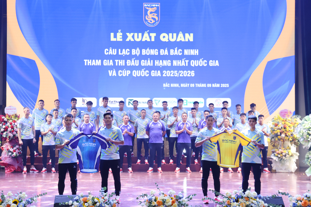 Các thành viên Câu lạc bộ Bóng đá Bắc Ninh giới thiệu mẫu áo thi đấu chính thức của đội tại mùa giải mới. Các thành viên Câu lạc bộ Bóng đá Bắc Ninh giới thiệu mẫu áo thi đấu chính thức của đội tại mùa giải mới.