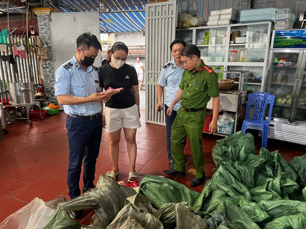 Phát hiện lô xúc xích gần 1 tấn không đảm bảo nguồn gốc tại Hà Nội