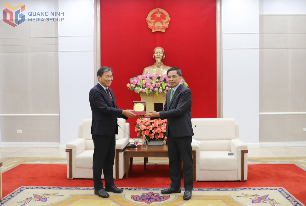 Ông Vũ Văn Diện, Phó Chủ tịch Thường trực UBND tỉnh Quảng Ninh, tặng quà lưu niệm cho ông Ko Tae Yeon, Chủ tịch Kocham.