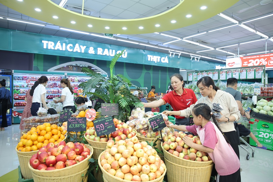 Khách hàng trải nghiệm không gian mua sắm nông sản tươi mát tại WinMart