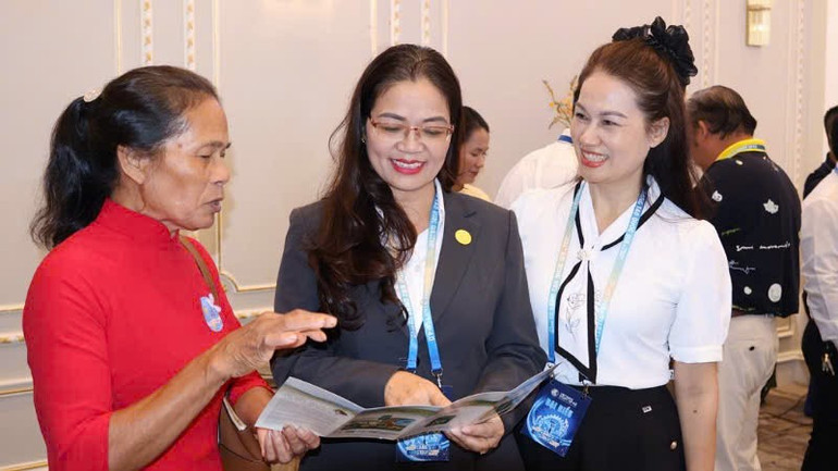 Các đại biểu trao đổi bên lề diễn đàn.