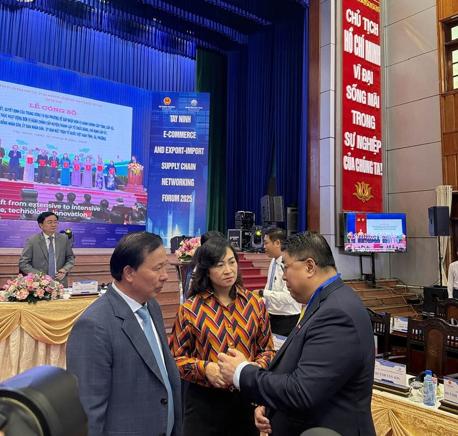 Thứ trưởng Phan Thị Thắng nhấn mạnh: Để thúc đẩy xuất khẩu phát triển bền vững, “Tây Ninh cần chủ động đổi mới chính mình, nâng cao năng lực doanh nghiệp, tính chuyên nghiệp trong kinh doanh; đẩy mạnh cải tiến công nghệ, nâng cao chất lượng sản phẩm, đáp ứng các tiêu chuẩn quốc tế; đặc biệt trong các ngành hàng xuất khẩu chủ lực của tỉnh như nông, thủy sản, dệt may, da giày