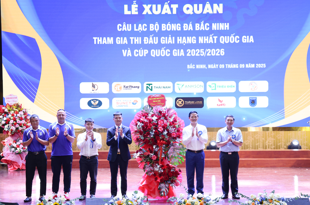 Các đồng chí lãnh đạo tỉnh chúc mừng Câu lạc bộ Bóng đá Bắc Ninh. Các đồng chí lãnh đạo tỉnh chúc mừng Câu lạc bộ Bóng đá Bắc Ninh.