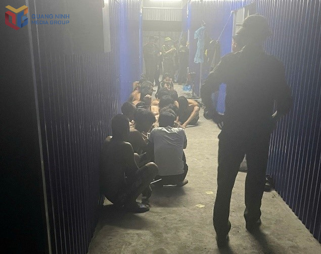 Quá trình kiểm tra lưu trú, test nhanh ma túy các công nhân tại khu lán trại. Quá trình kiểm tra lưu trú, test nhanh ma túy các công nhân tại khu lán trại.