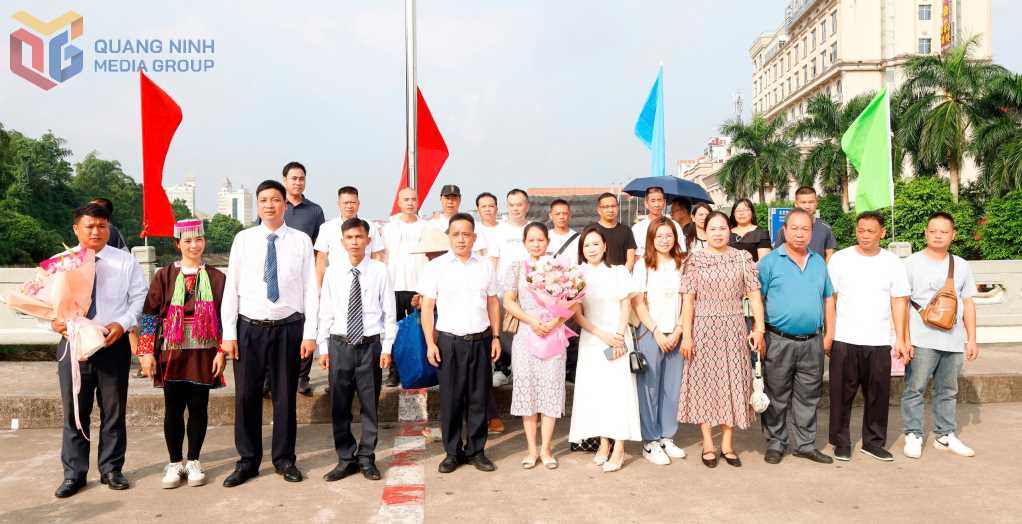 Đại diện thôn Pò Hèn (Việt Nam) đón đoàn đại biểu thôn Thán Sản (Trung Quốc) tại cửa khẩu quốc tế Móng Cái. Đại diện thôn Pò Hèn (Việt Nam) đón đoàn đại biểu thôn Thán Sản (Trung Quốc) tại cửa khẩu quốc tế Móng Cái.