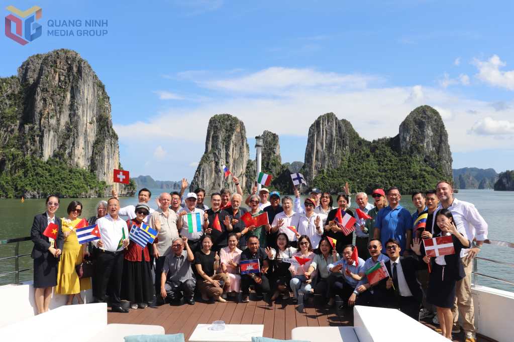 Đoàn đại biểu quốc tế tham dự Lễ kỷ niệm 80 năm Quốc khánh nước CHXHCN Việt Nam tham quan vịnh Hạ Long. Đoàn đại biểu quốc tế tham dự Lễ kỷ niệm 80 năm Quốc khánh nước CHXHCN Việt Nam tham quan vịnh Hạ Long.