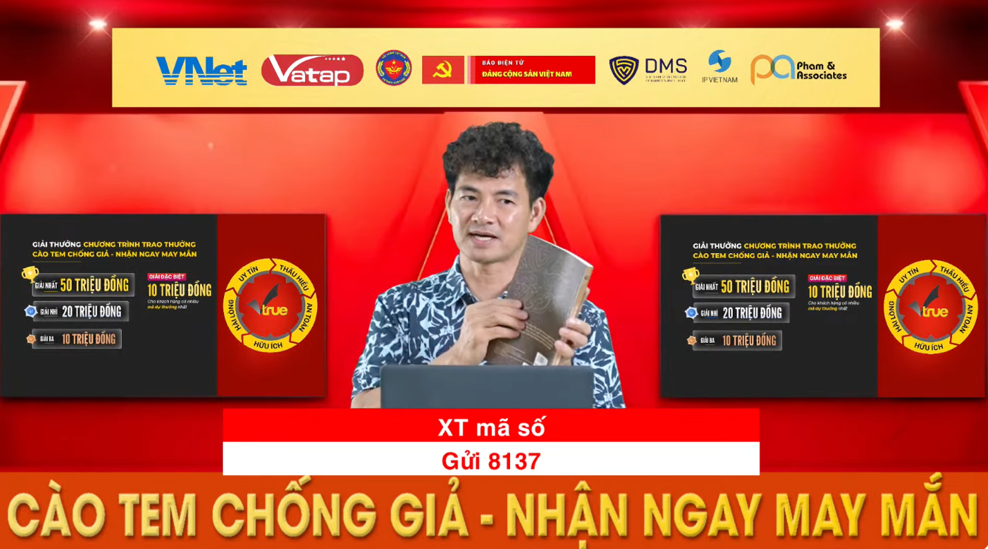 NSND Xuân Bắc dẫn chương trình trao thưởng “Cào tem chống giả - Nhận ngay may mắn”.