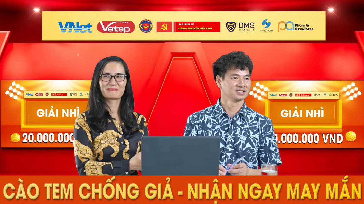 Bà Lê Thị Tình Tuyết (Công ty Cổ phần VNet) tham gia quay thưởng tại Chương trình