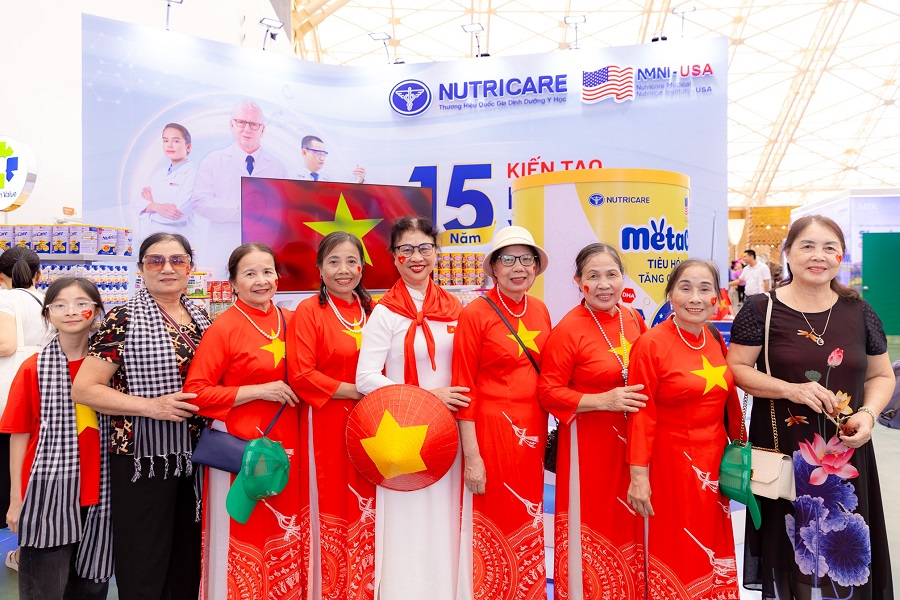 Gian hàng Nutricare thu hút sự quan tâm của đông đảo khách hàng tham quan.