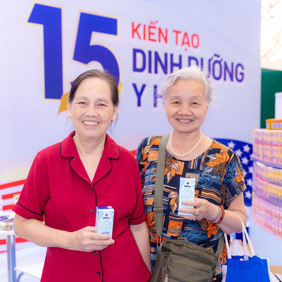 Khách hàng đến với gian hàng Nutricare được trải nghiệm các sản phẩm dinh dưỡng dành cho người Việt.