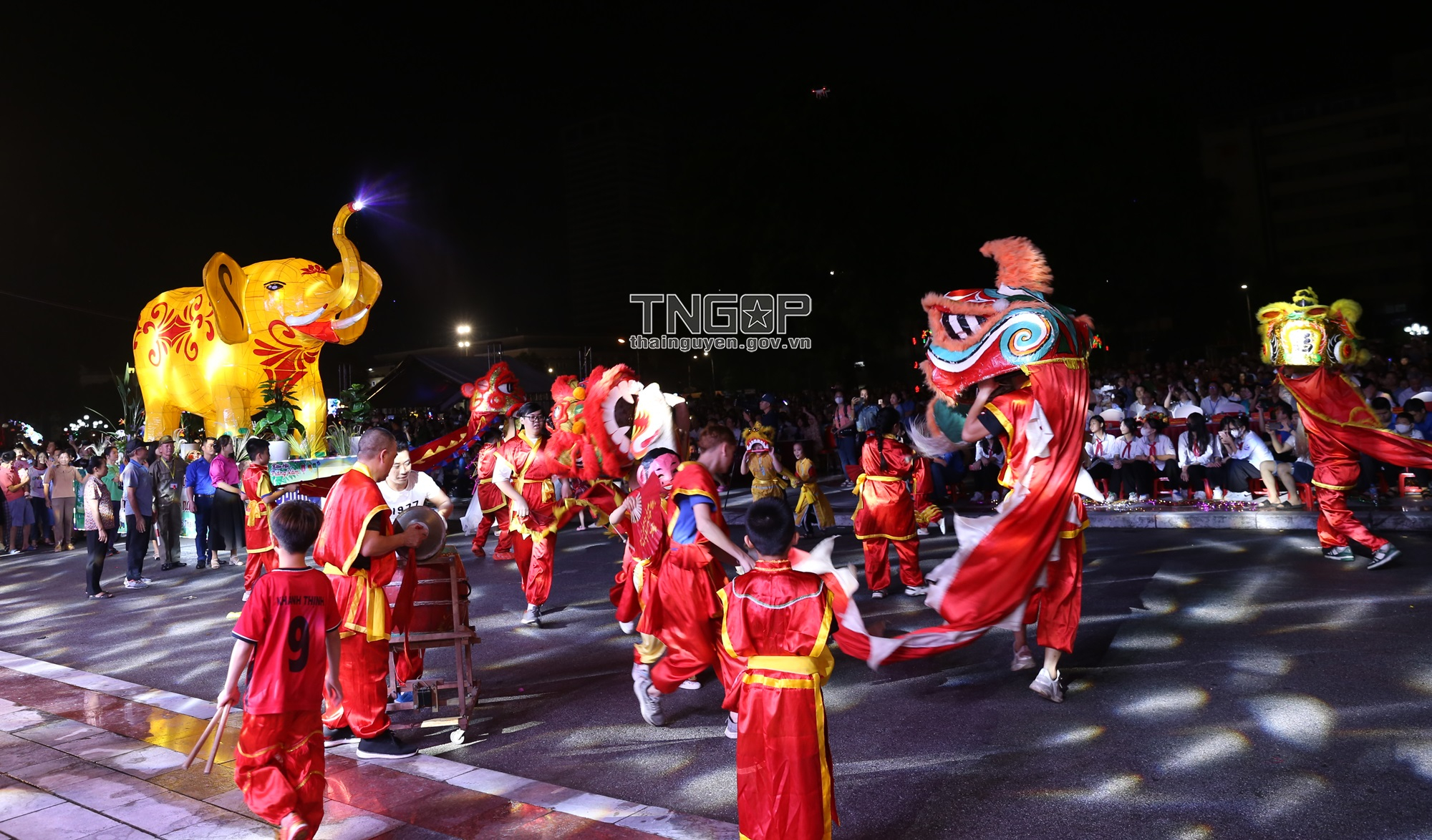 Rước đèn tại Đêm hội Trung thu xứ trà năm 2023 tại Quảng trường Võ Nguyên Giáp