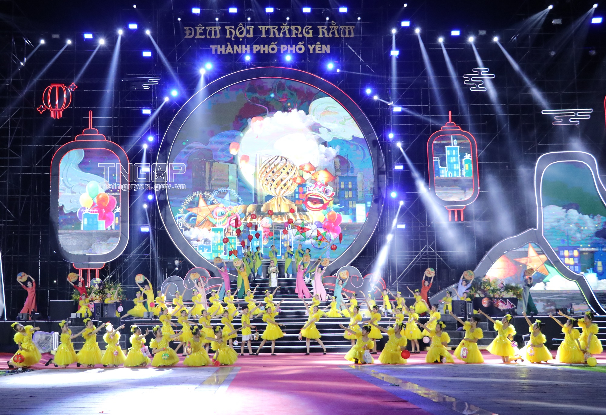 Tiết mục văn nghệ của các em thiếu nhi tại Đêm hội trăng Rằm TP. Phổ Yên 2023