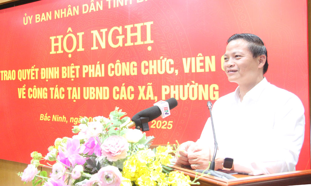 Đồng chí Vương Quốc Tuấn, Chủ tịch UBND tỉnh phát biểu giao nhiệm vụ cho công chức, viên chức được biệt phái đợt này. Đồng chí Vương Quốc Tuấn, Chủ tịch UBND tỉnh phát biểu giao nhiệm vụ cho công chức, viên chức được biệt phái đợt này.