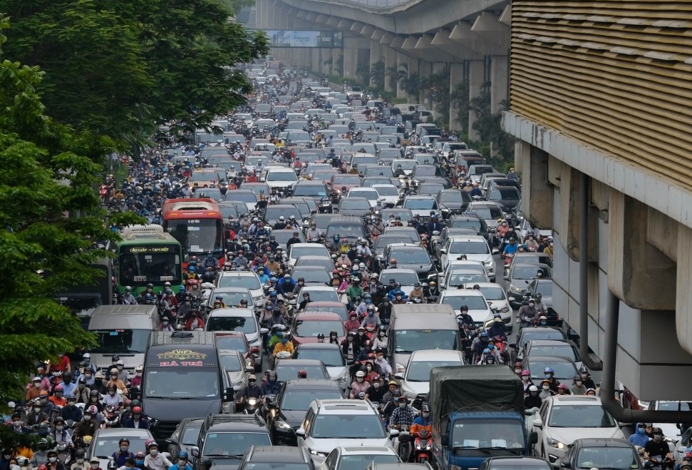 Tốc độ phát triển của kết cấu hạ tầng giao thông Thủ đô Hà Nội không theo kịp tốc độ phát triển phương tiện, đã gây áp lực rất lớn lên hệ thống kết cấu hạ tầng giao thông đô thị… Ảnh: Tuấn Ngọc