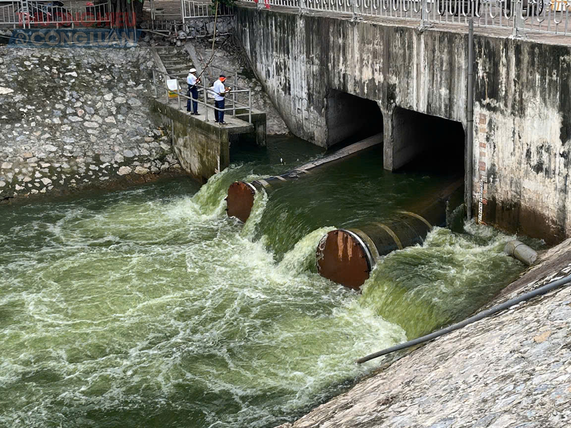 Anh Nhuyễn Hữu Châu (Hoàng Quốc Việt, Hà Nội), một người thường xuyên đi tập thể dục dọc bờ sông, hào hứng nói thêm: “Không chỉ giảm mùi, mà khung cảnh cũng dễ chịu hơn, nhiều người đi qua dừng lại ngắm nhìn. Thậm chí có người còn mang cần ra câu cá, điều mà trước đây không ai dám nghĩ tới.”