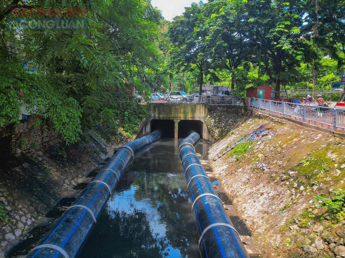 Hai ống HDPE song song, được lắp đặt nhằm tách riêng dòng nước từ Hồ Tây, không để hòa lẫn với nước thải trong kênh TE3. Phần nước thải vẫn tiếp tục được chuyển về Nhà máy xử lý nước thải Yên Xá để xử lý triệt để.