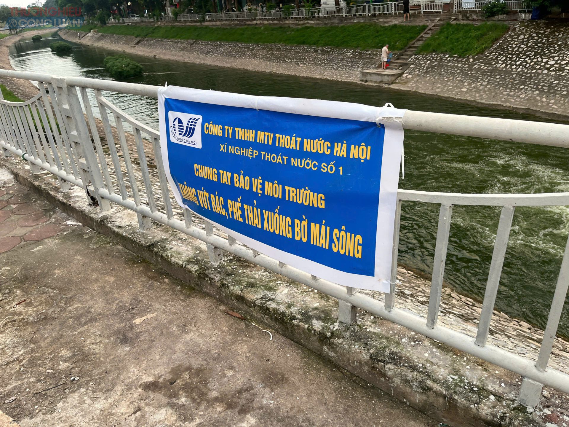 Cùng với việc hoàn thành đường ống dẫn, hạ tầng hai bên bờ sông cũng được chỉnh trang. Vỉa hè, lan can được tu sửa, rác thải ven sông được dọn dẹp.